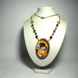 pendente in legno ovale dipinto a mano hanùl il bacio klimt